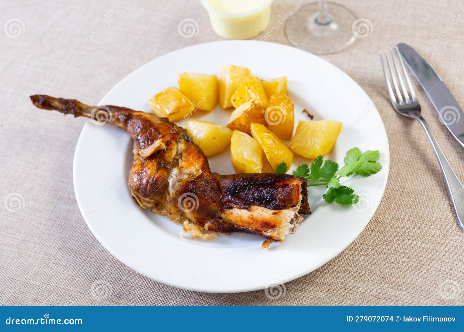 兔子腿用土豆汤和迷迭香 库存图片. 图片 包括有 饮食, 烘烤, 油煎, 正餐, 兔子, 蔬菜炖肉, 橄榄 - 45199397