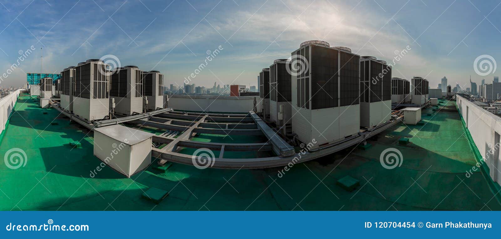 用尽工业空调和透气出气孔单. 空调尾气行业屋顶超级市场顶层部件透气放气 摩天大楼从高大厦的屋顶上面