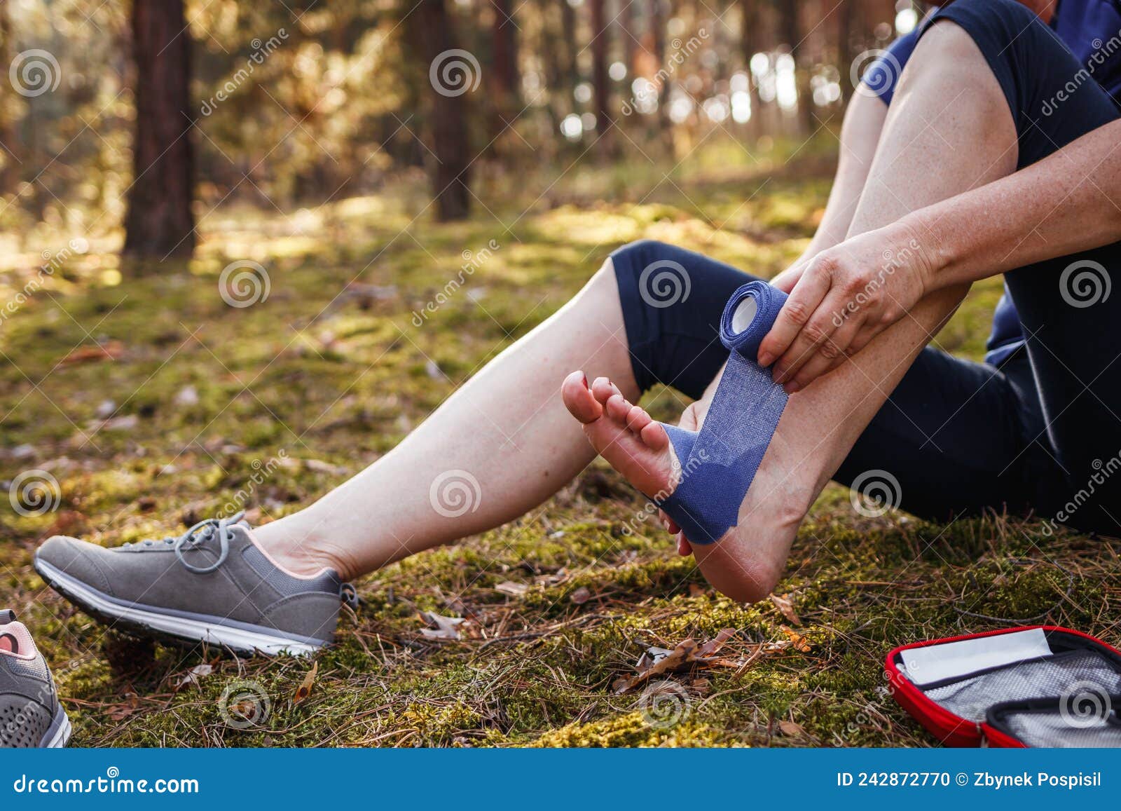 一名女子在路上抱着她受伤的腿照片摄影图片_ID:132984897-Veer图库