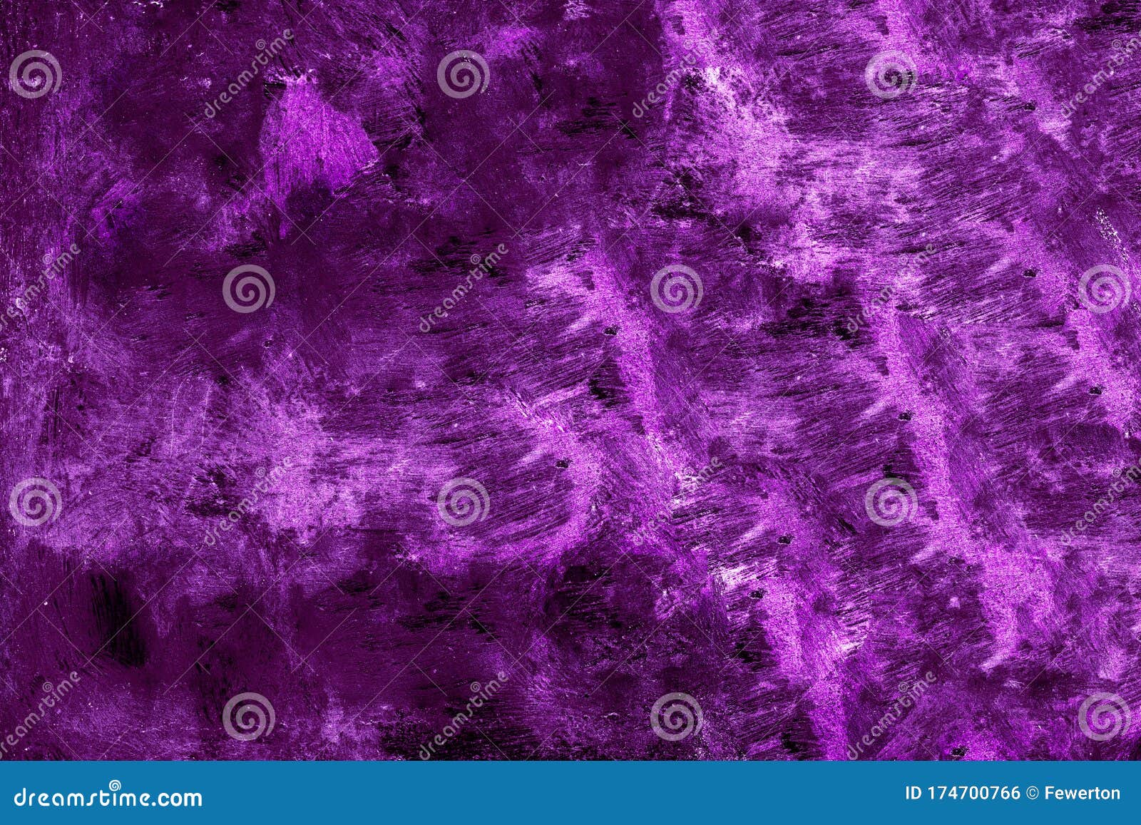 用强烈的紫色、紫色、粉色彩色金属表面纹理背景艺术化的紫色金属板库存