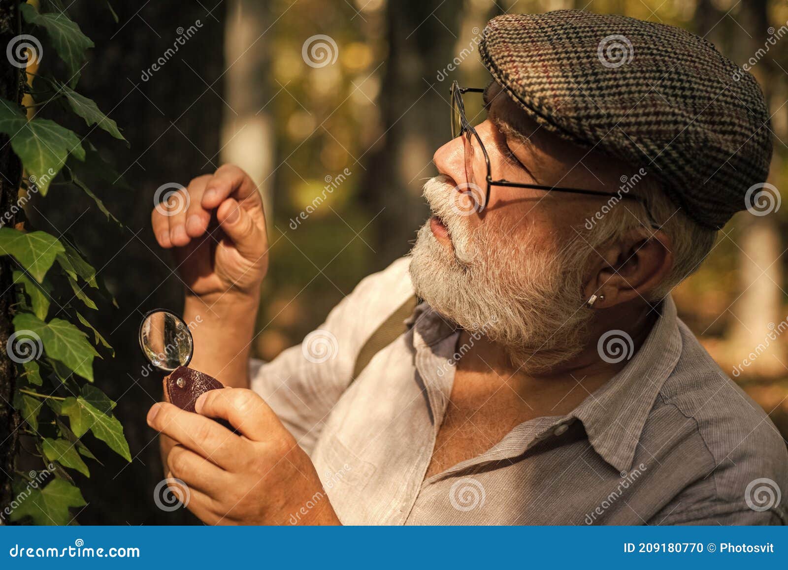 留着胡子的老人在户外. 蓄胡子的老人肖像. 笑着的老人. 在深树林中远足. 有趣的森林 库存照片 - 图片 包括有 本质, 博若莱红葡萄酒: 191861490