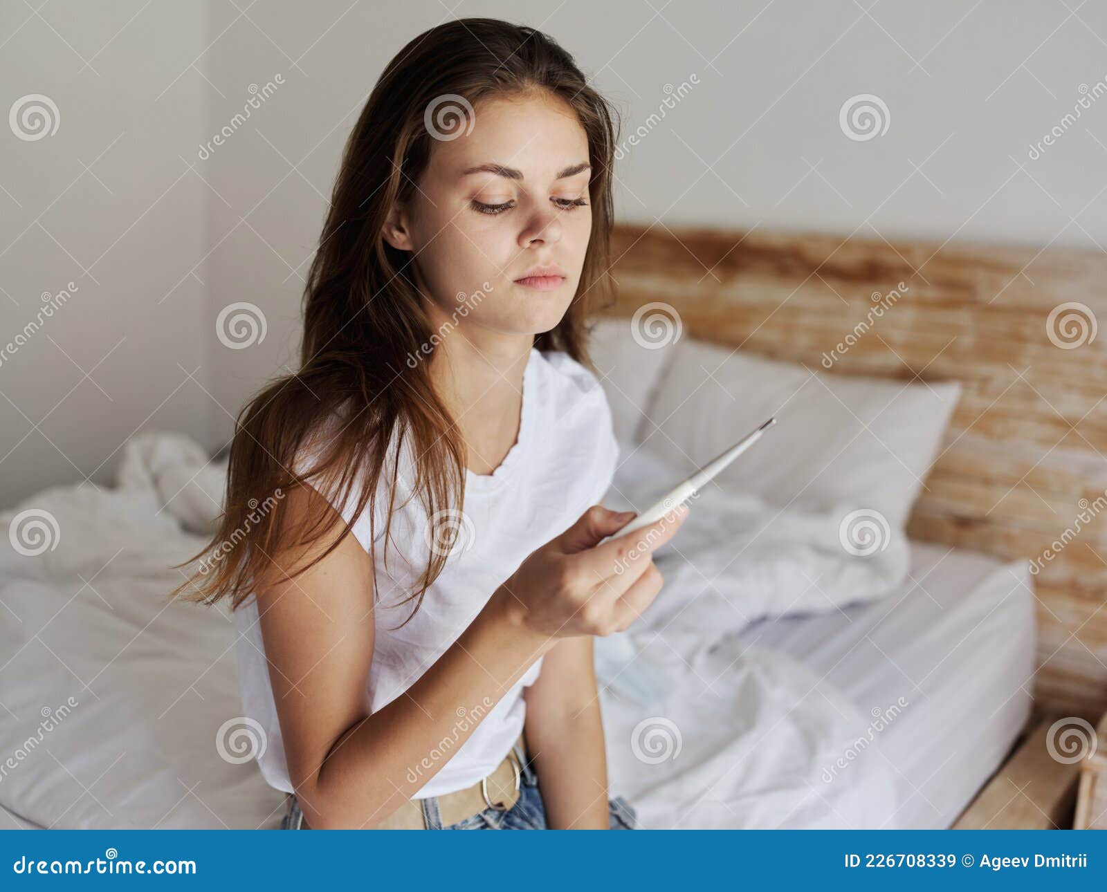 一个年轻女子在清晨凌乱的床上坐着的沉闷早晨. 库存图片. 图片 包括有 健康, 早晨, 任何地方, 态度 - 228530807