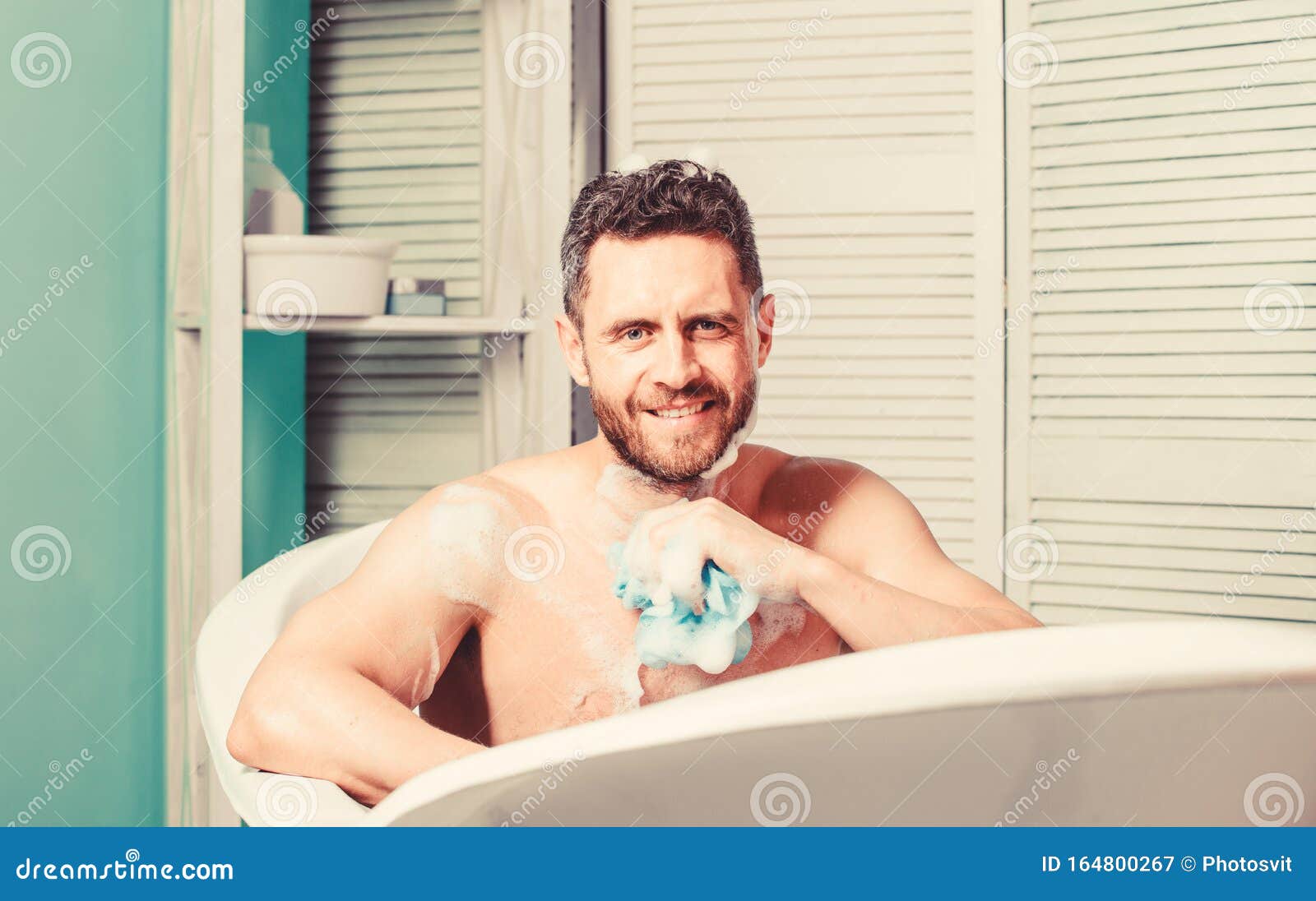 舒缓和美容 男帅帅帅哥在洗澡时放松 Spa健康概念 用肥皂洗澡 库存图片 - 图片 包括有 é«˜åº¦, å®¤: 175372321