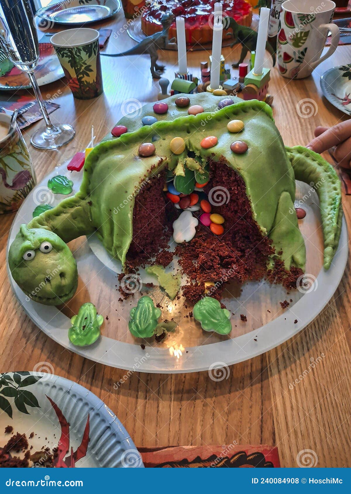 孩子的生日聚会。恐龙主题蛋糕。照片摄影图片_ID:376142795-Veer图库