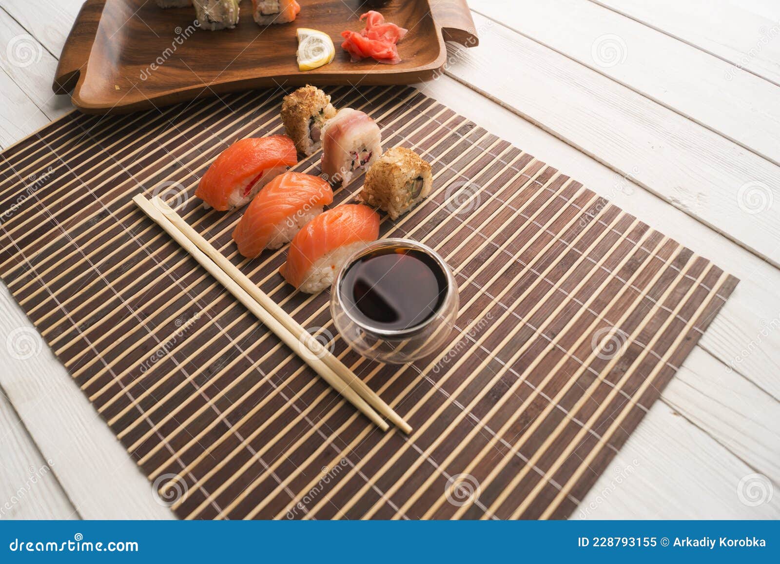 用筷子将寿司卷卷在厚木板寿司卷上. 日本食品 库存图片. 图片 包括有 食物, 深深, 原始, 筷子, 板岩 - 228793151