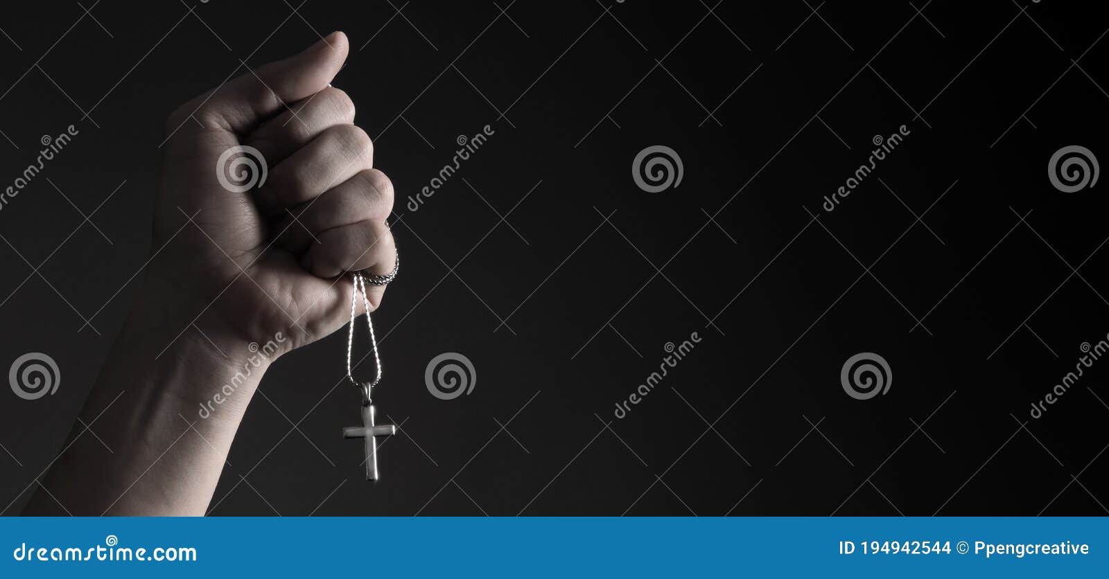 祈祷与一个木十字架的男性手 库存图片. 图片 包括有 宽容, 饶恕, 信仰, 耶稣, 上帝, 福音书, 教会 - 39286327