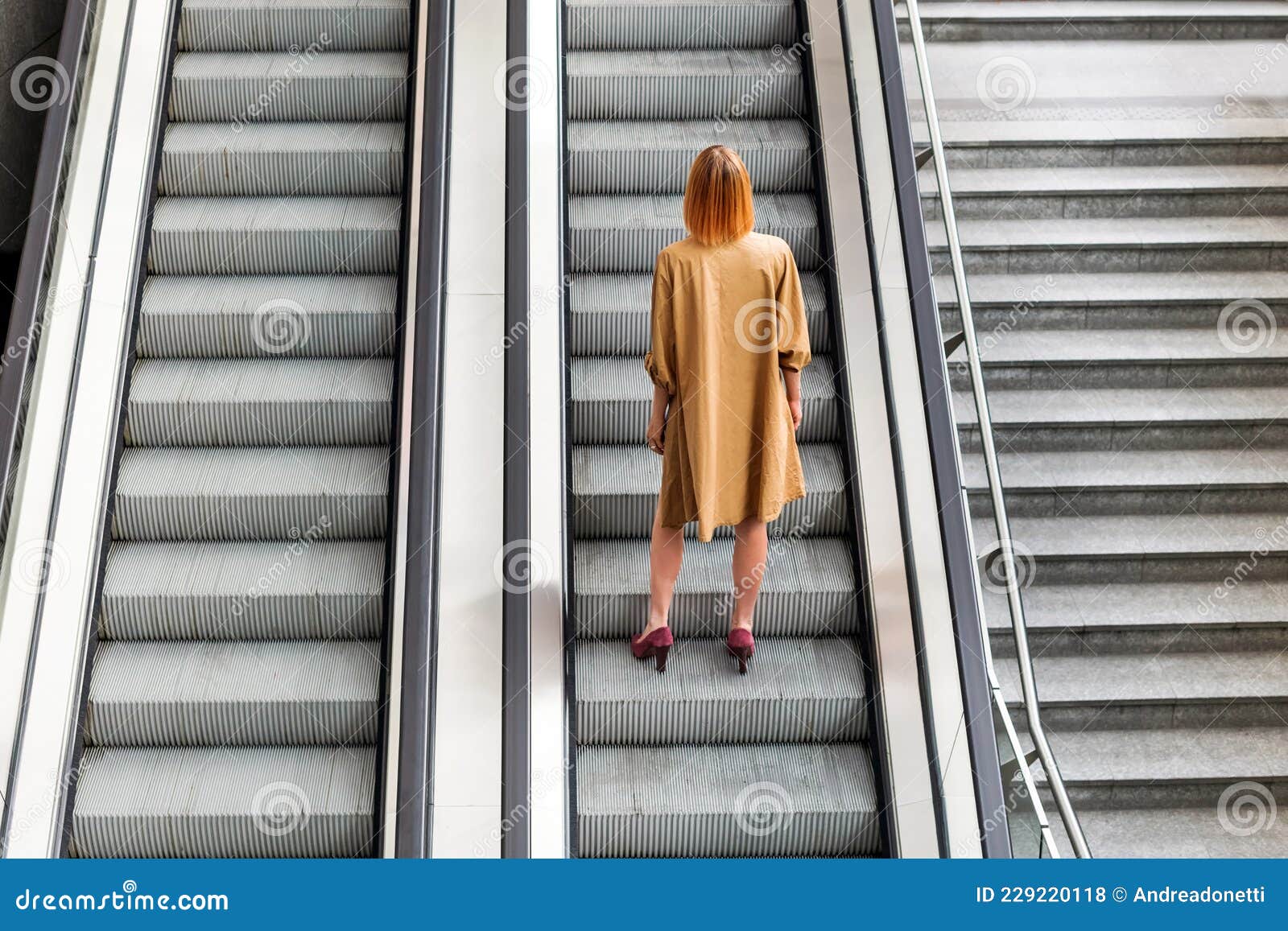 电梯上的短裙厚肤色裤袜美女_中国街拍-真实街拍第一站