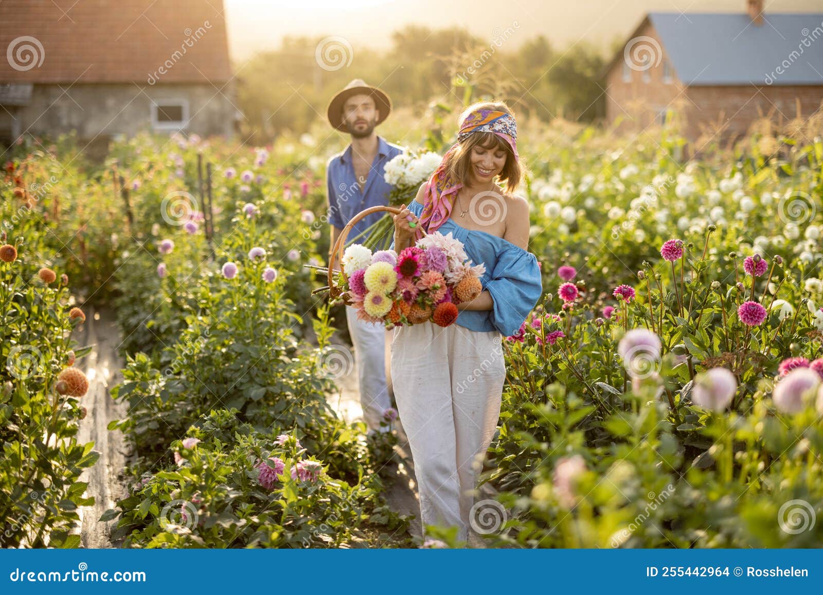 母女在现代农庄采摘-蓝牛仔影像-中国原创广告影像素材