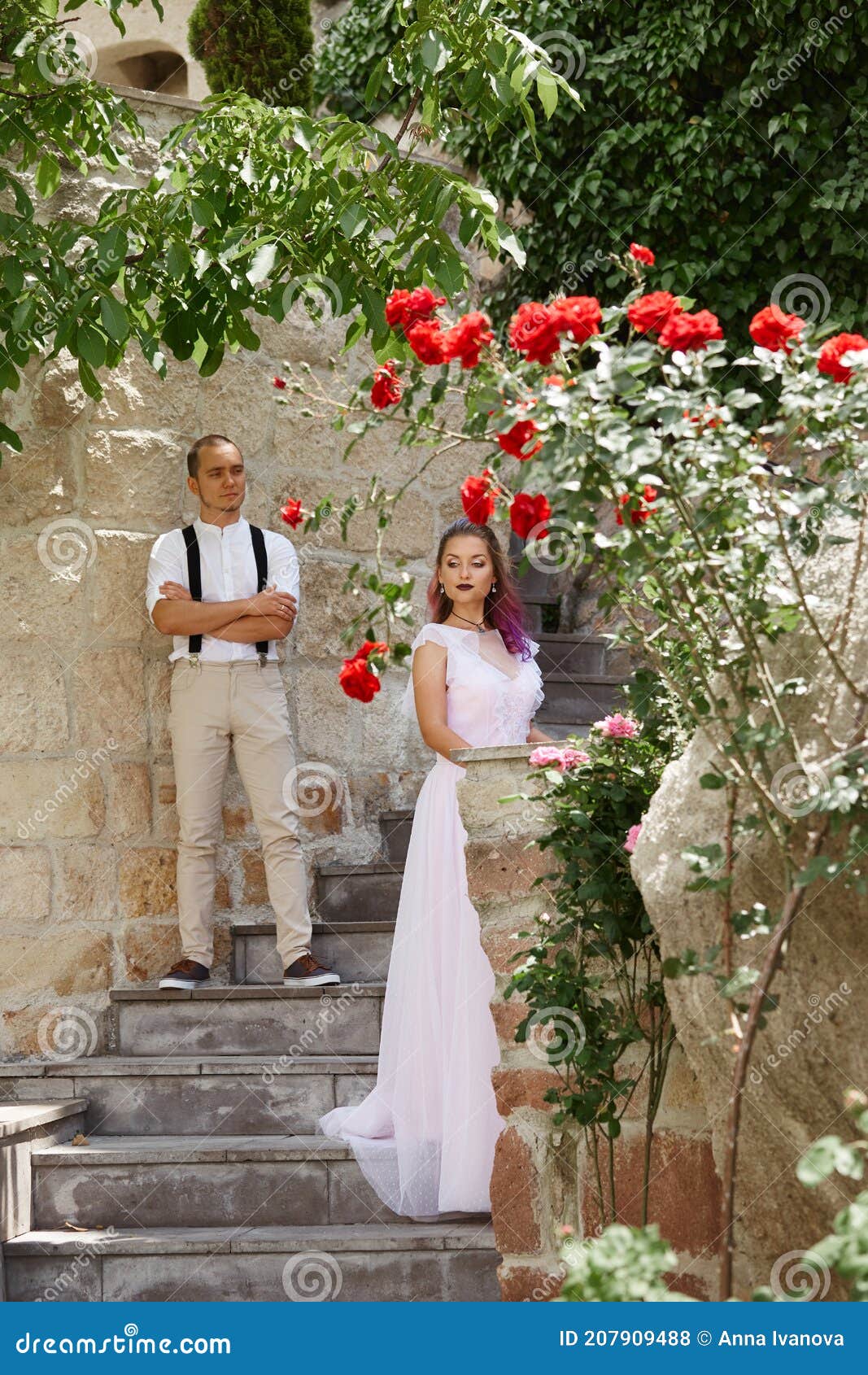 男人和女人走来抱去. 新郎新娘. 库存图片. 图片 包括有 长期, 结婚, 幸福, 白种人, 男人, 紫色 - 205948483