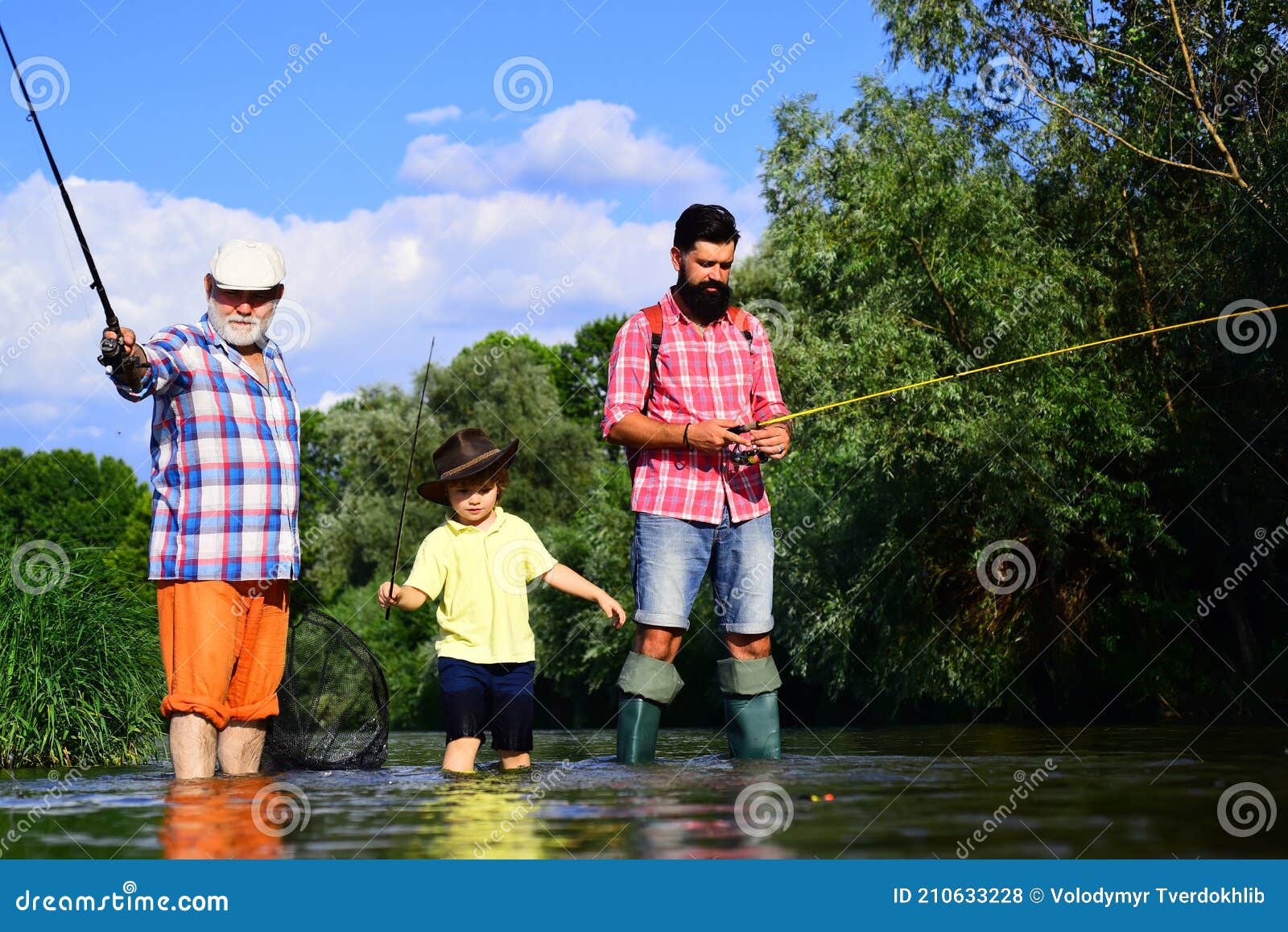 父亲教儿子在湖边钓鱼照片摄影图片_ID:132566944-Veer图库