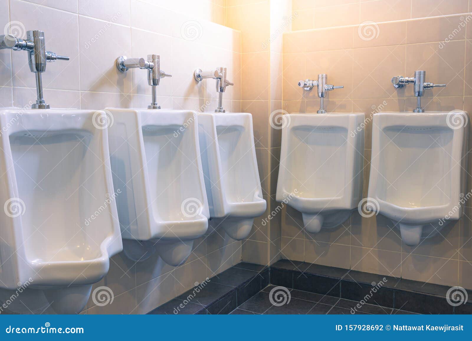 男人在厕所里小便照片摄影图片_ID:349516014-Veer图库