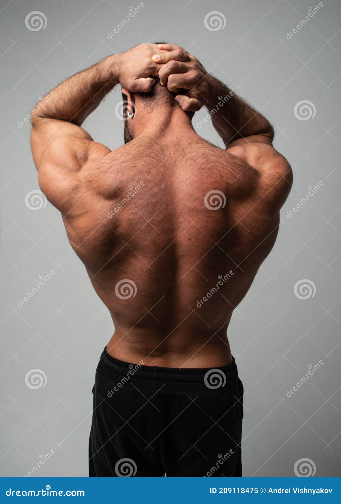 肌肉男在健身房锻炼背部. 强壮的男后背 库存图片. 图片 包括有 肌肉, 运动, 倒钩, 次幂, 哑铃 - 191824351