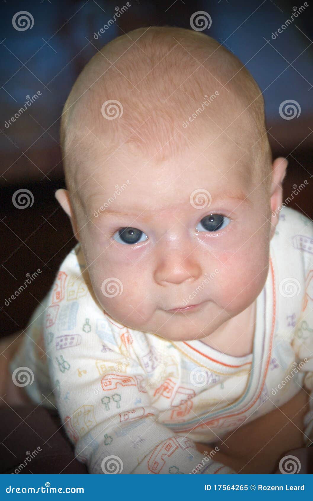 男婴可爱面部表情特写 库存照片. 图片 包括有 子项, 安静, 了解, 长度, 聚会所, 表达式, 膝盖 - 142832220