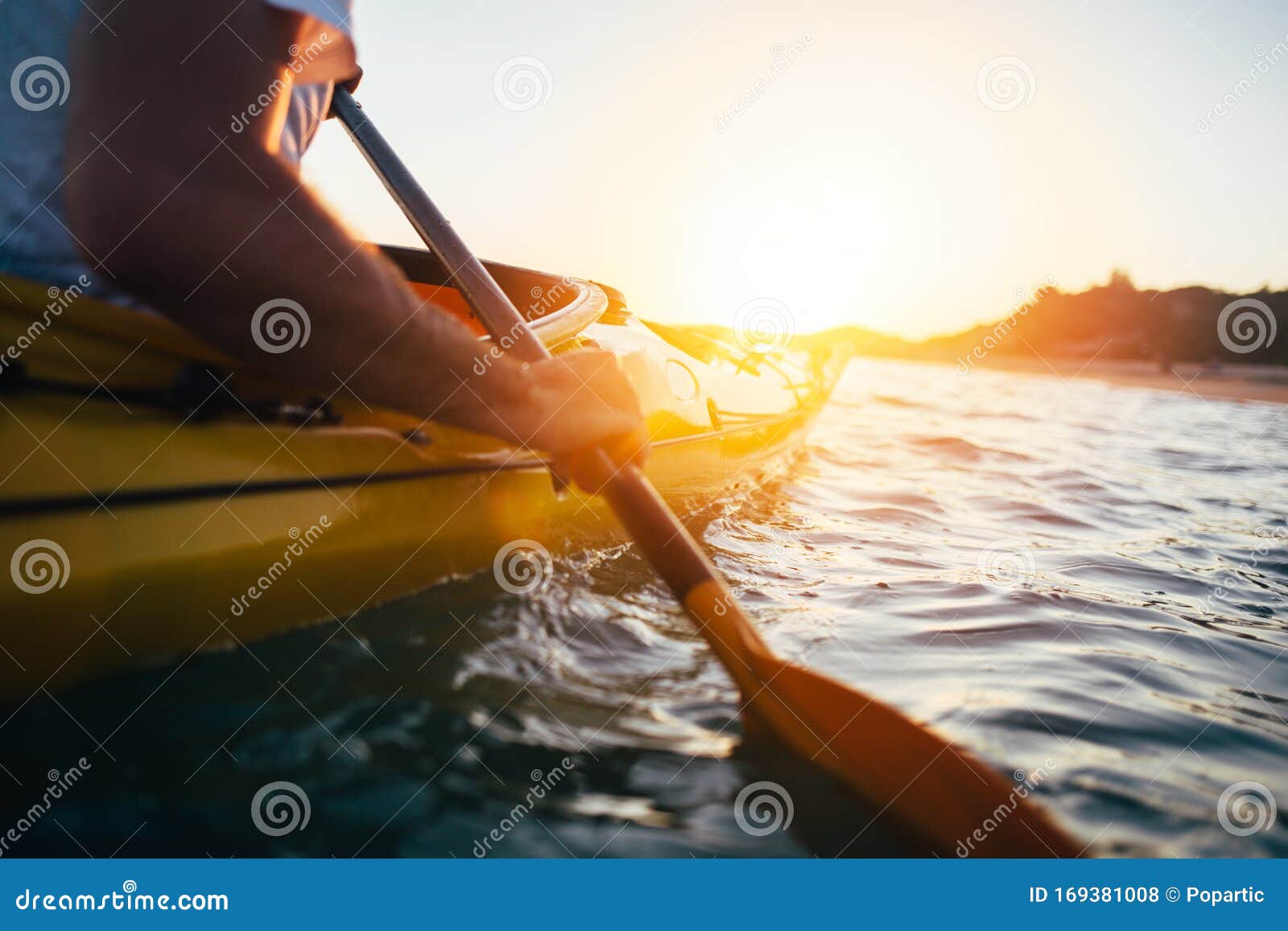 两人在河中划皮艇 — 白色背景上的平面独立矢量图 向量例证. 插画 包括有 盔甲, 概念, 设计, 蓝色 - 162705660