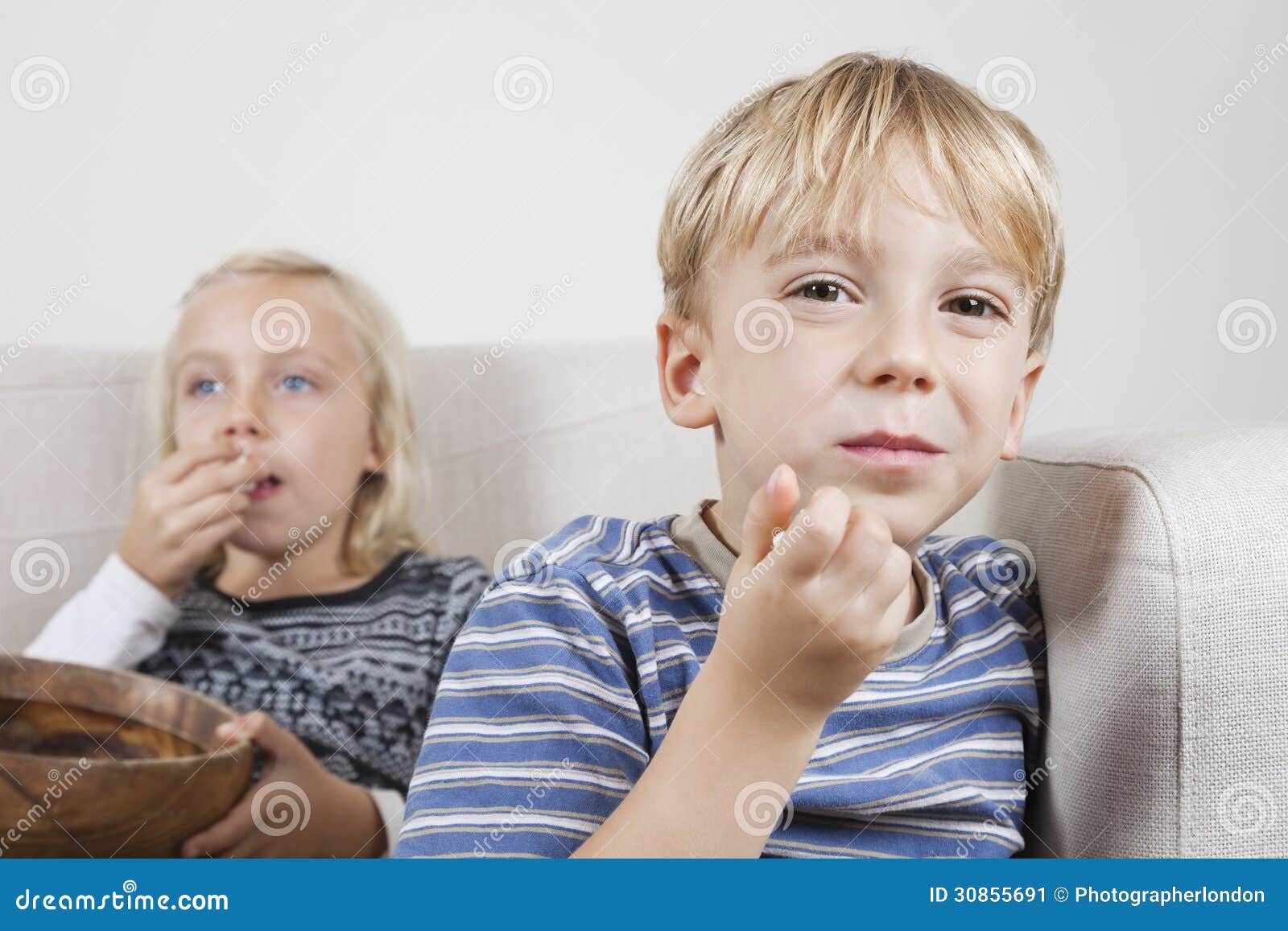 小女孩在床上看电视 看电视的小女孩 在电视前吃爆米花的少女 色调 库存图片 - 图片 包括有 藏品, 喜悦: 174175175