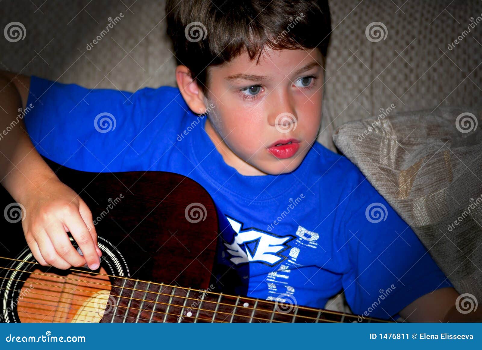 图片素材 : 人, 黑与白, 白色, 吉他, 男孩, 爱, 年轻, 青年, 坐, 玩, 音乐家, 黑色, 生活方式, 声学, 户外, 声音 ...