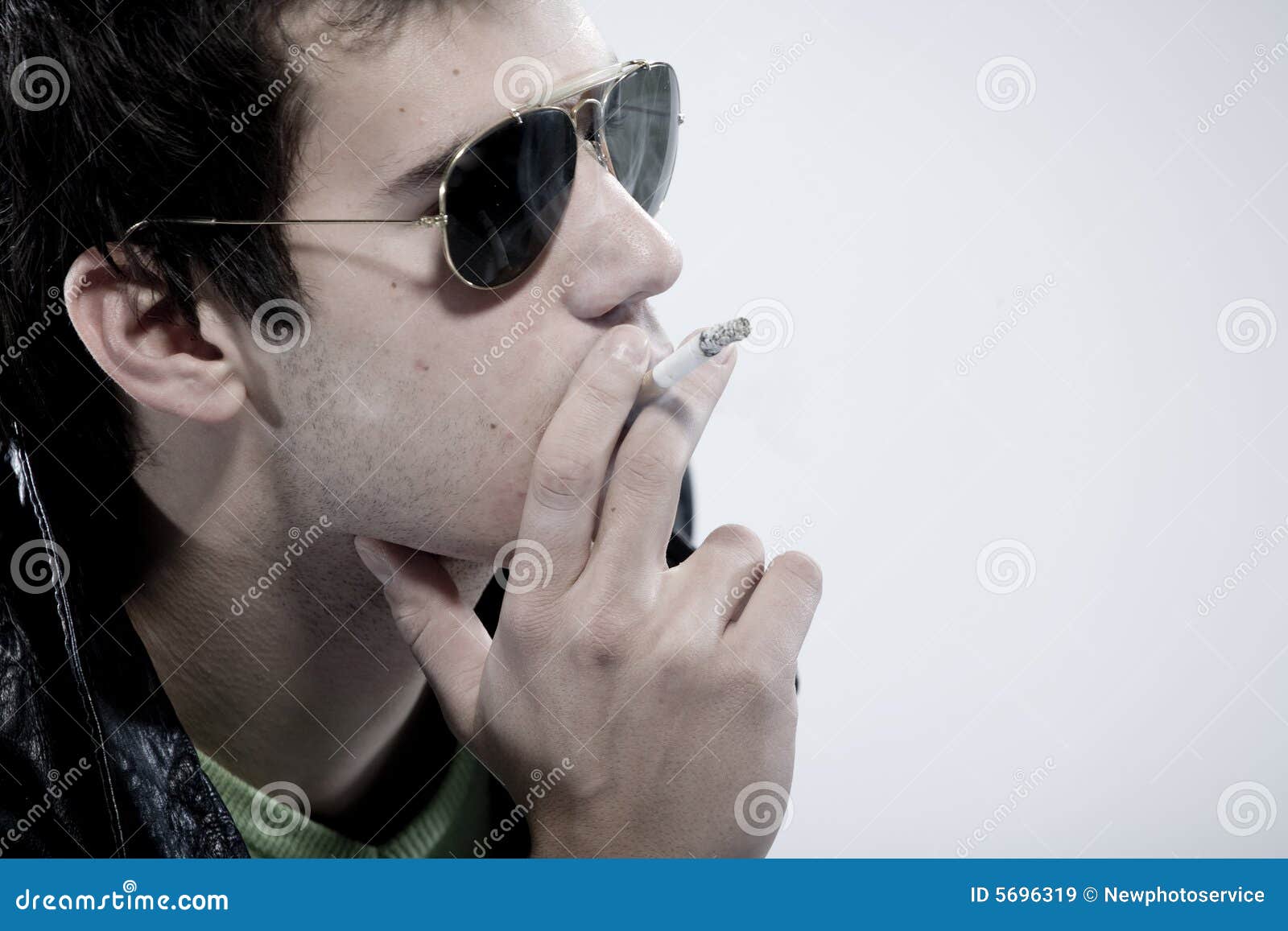 吸烟的人高清图片下载-正版图片500325675-摄图网