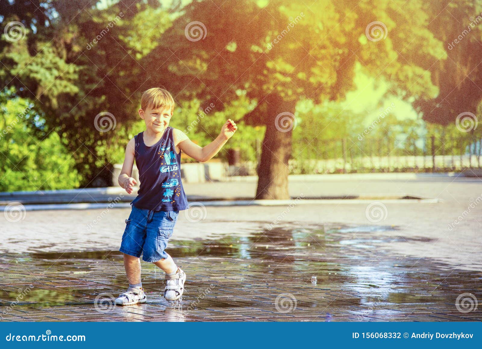 胶靴和跳跃在水坑的雨衣裳的孩子 库存图片. 图片 包括有 行程, 愉快, 公园, 年轻, 嬉戏, 天气, 夏天 - 92883569