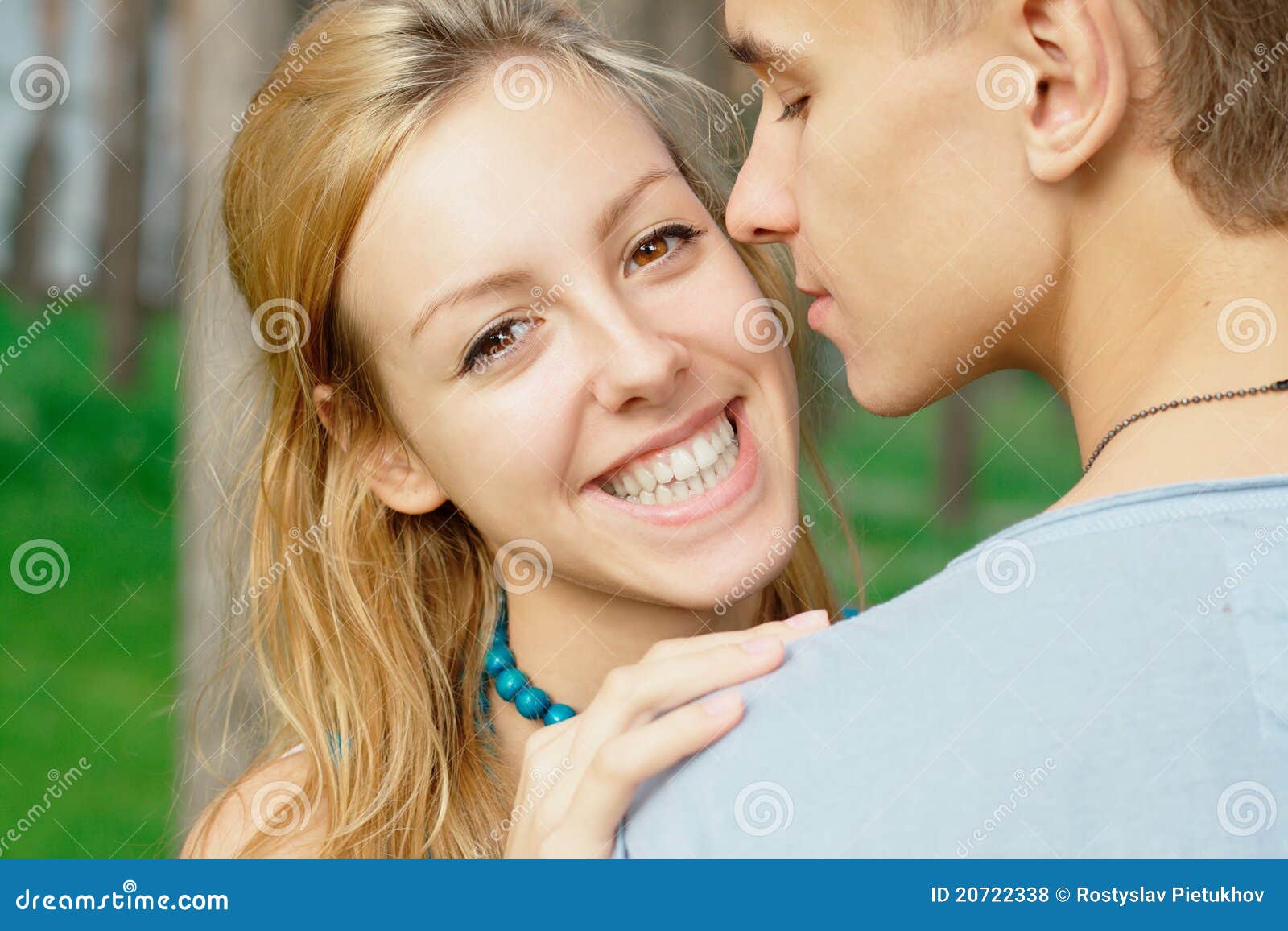 矢量剪影一对相爱的夫妇，一个男孩和一个女孩拥抱在一起，亲吻一个男人和一个女人孤立在白色的背景，两种选择，为情人节贺卡的设计。插画图片素材_ID ...