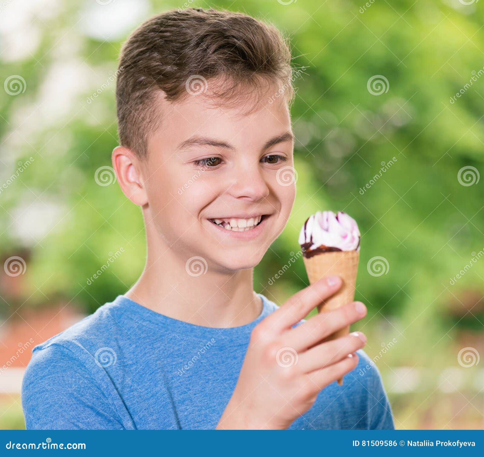 男孩奶油吃冰 库存照片. 图片 包括有 火箭筒, 点心, 表面, 人力, 面部, 乐趣, 感激的, 咧嘴, 巧克力 - 7670436