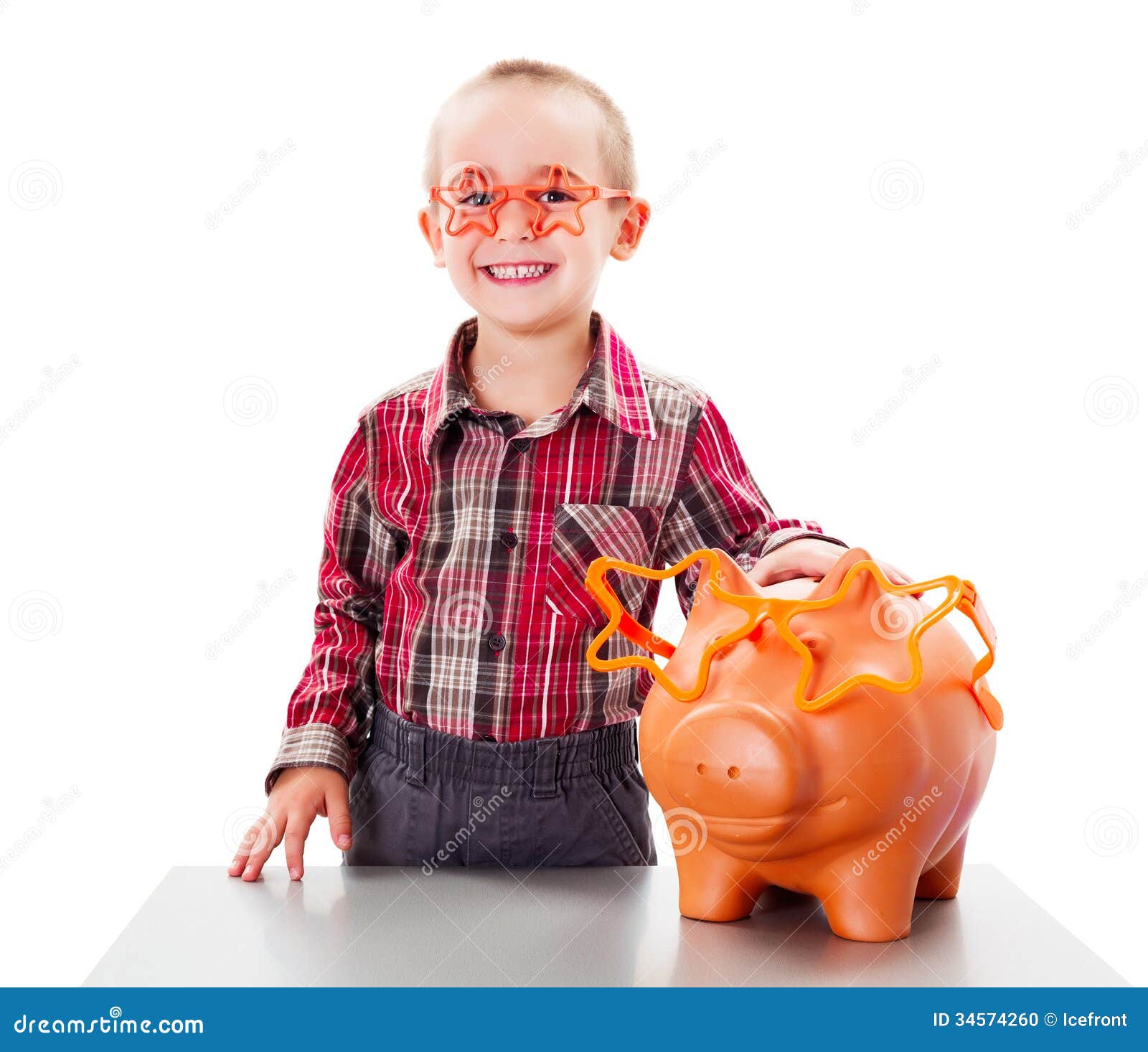 男孩挽救金钱. 微笑的小孩照料他的存了金钱