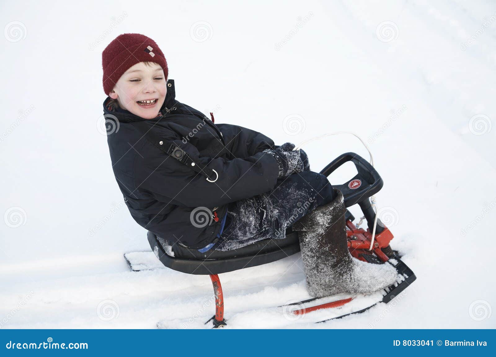 运载他的在雪的年轻男孩爬犁 免版税库存图片 - 图片: 31933126
