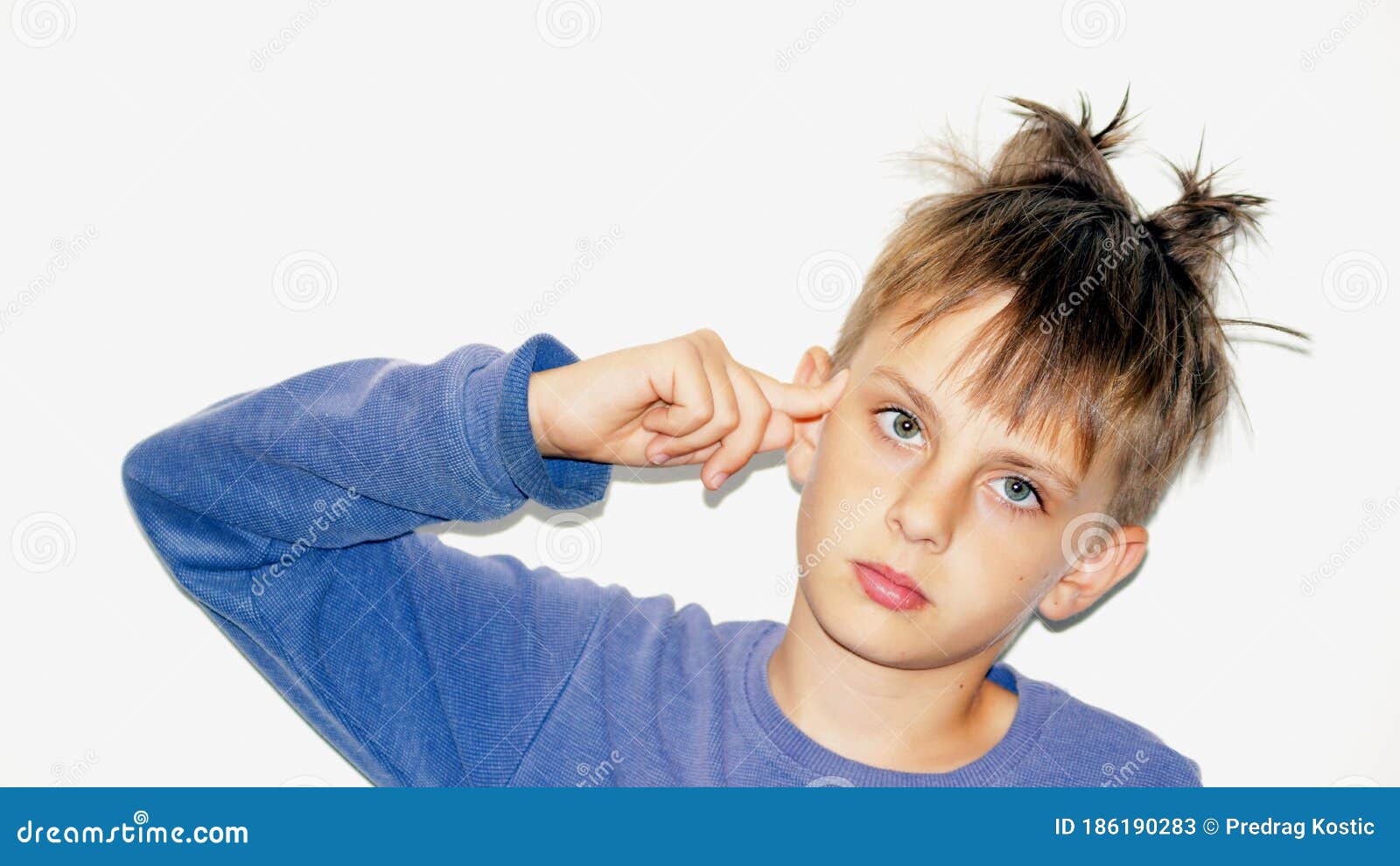 男孩兴奋的年轻黑发白人男孩把手放在额头上 看着侧面手粉红色兴奋图片素材-编号60110818-图行天下