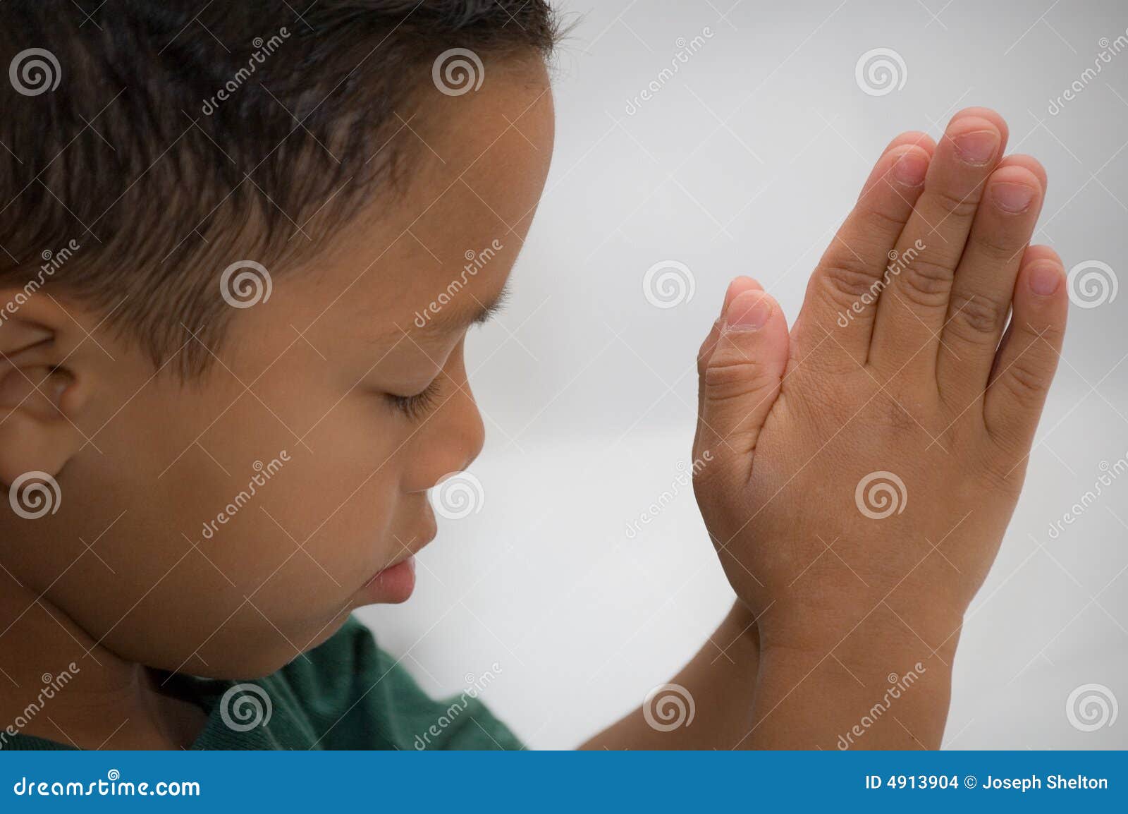 祈祷与眼睛的男孩闭上 库存照片. 图片 包括有 基督教, 子项, 公园, 夏令时, 童年, 闭合, 男朋友 - 77903876