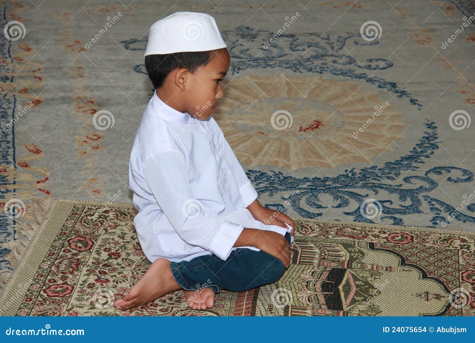 男孩穆斯林祈祷 库存照片. 图片 包括有 少许, 相信, 童年, 祷告, 穆斯林, 文化, 信仰, 回教 - 24075554