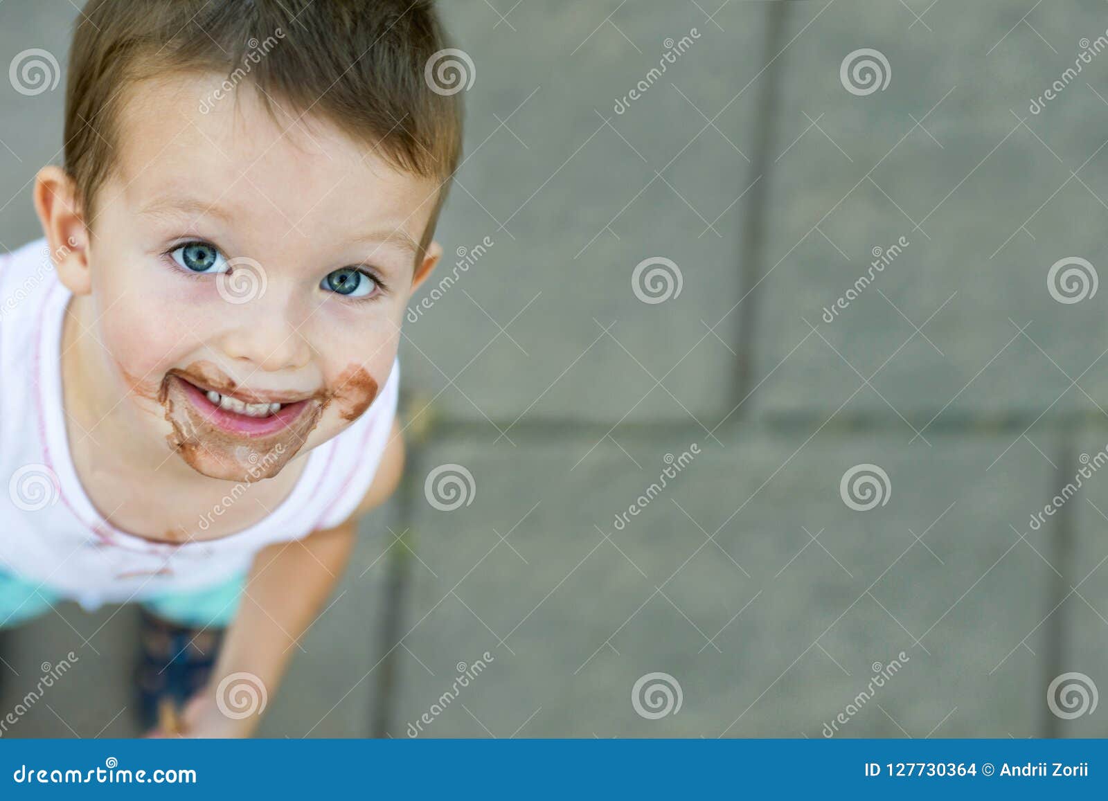 男孩奶油色吃冰少许 库存图片. 图片 包括有 孩子, 锥体, 奶油, 白种人, 人员, 一个, 童年, 子项 - 20443975