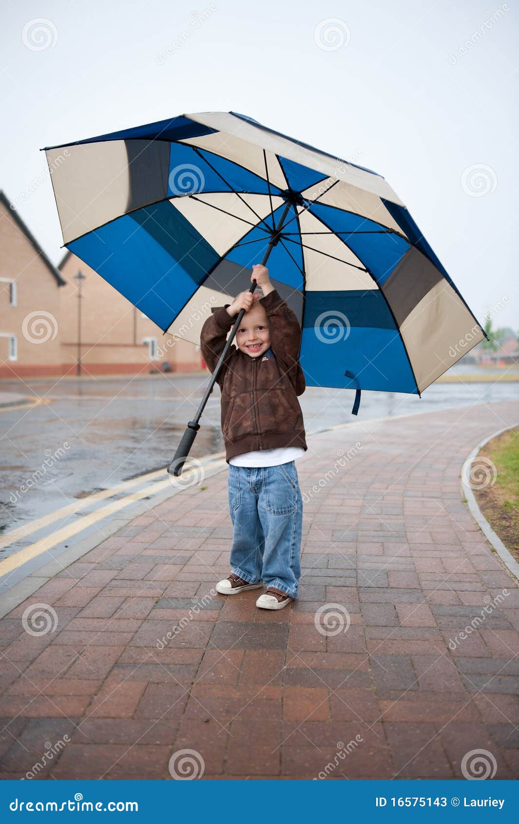 拿着伞跑的男孩 · 免费素材图片