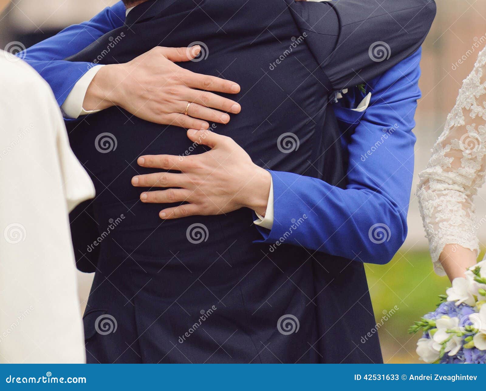 情侣拥抱插画图片下载-正版图片400163396-摄图网