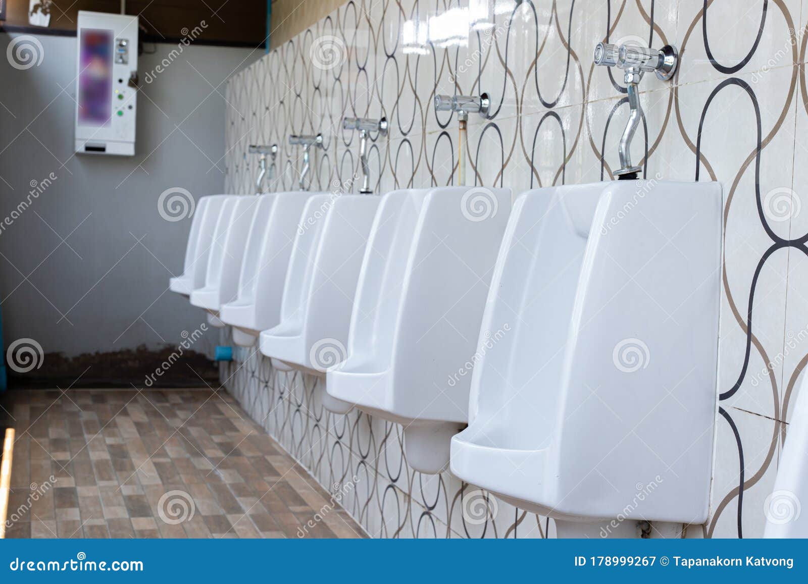 公共厕所舒适男性厕所小便器白小便 库存照片. 图片 包括有 设计, 现代, 洗手间, 内部, 耐洗, 有益健康 - 194271280