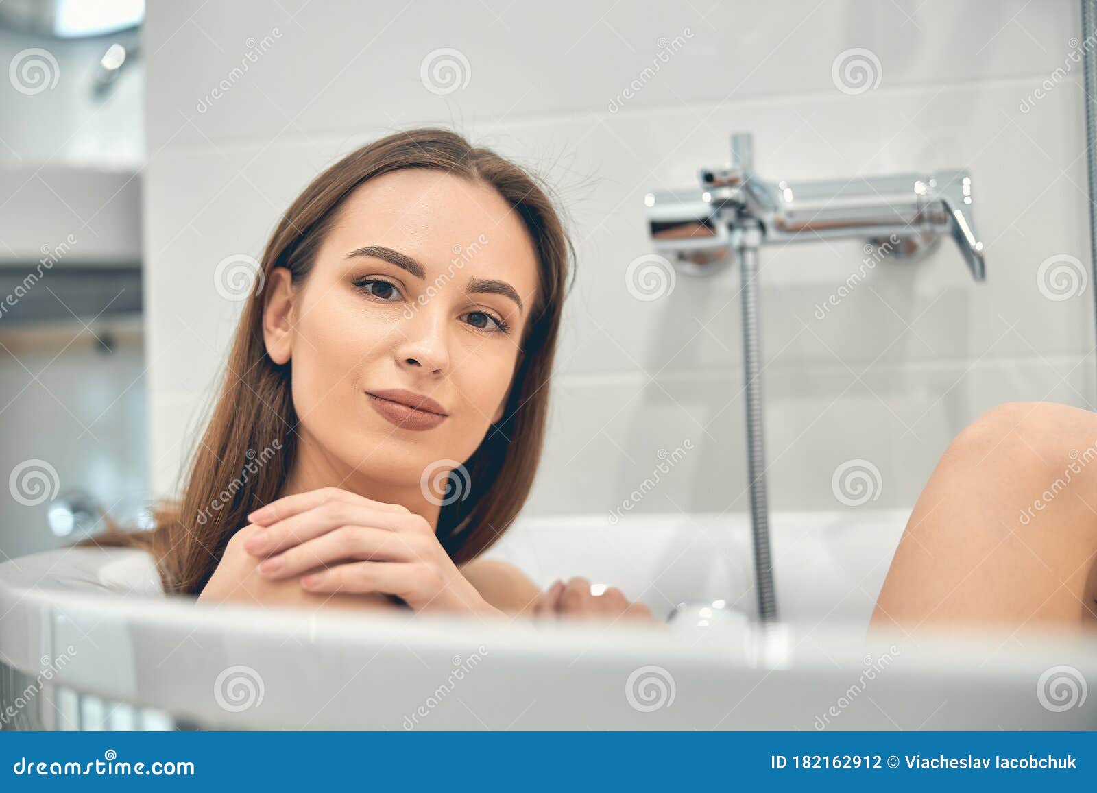 美女洗澡照片摄影图片_ID:410230432-Veer图库
