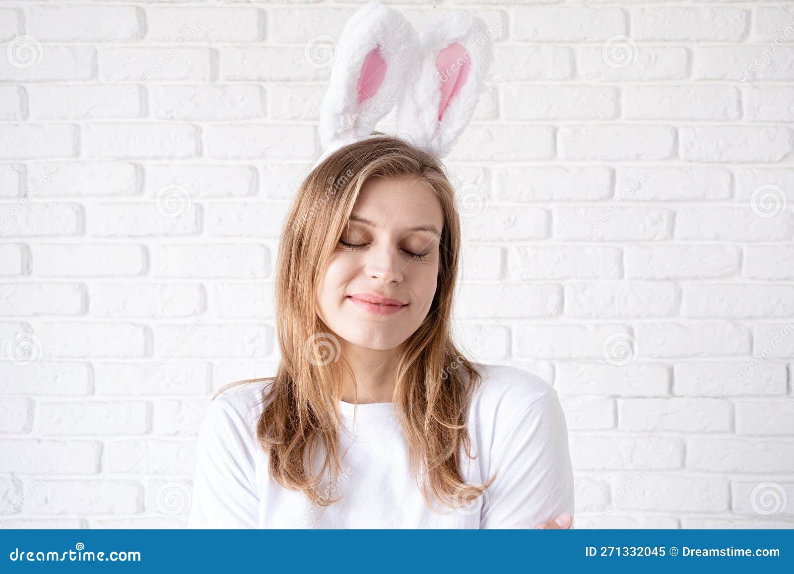兔子女. 快乐的复活节. 兔子耳朵里的快乐女人的肖像画. 复活节兔子女. 戴面具的性感女人 库存照片 - 图片 包括有 庆祝, 鸡蛋 ...