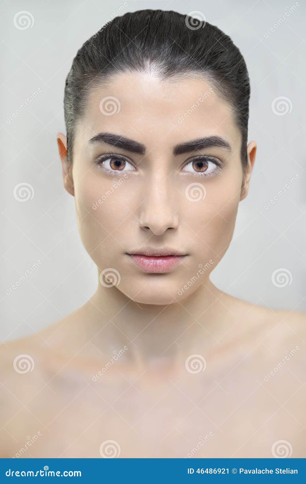 一个年轻白种女人的肖像，头发飘逸照片摄影图片_ID:358771345-Veer图库