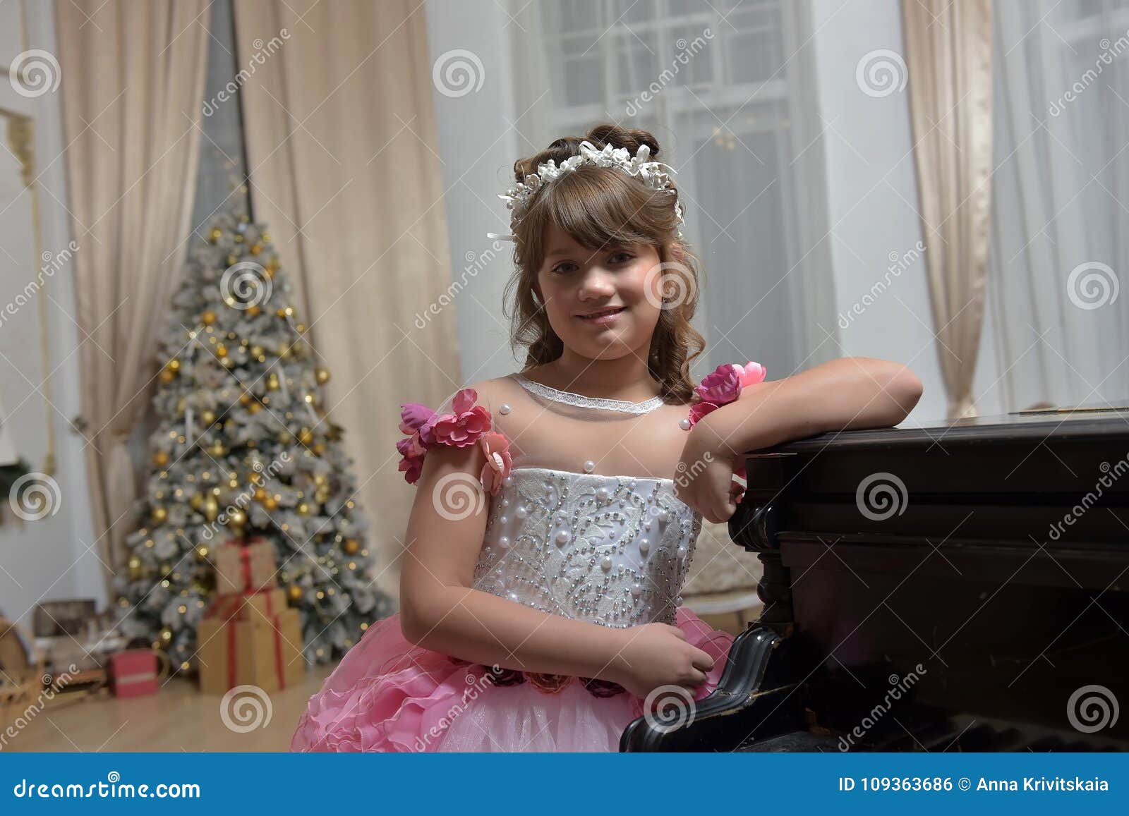 白色的年轻公主与钢琴 库存照片. 图片 包括有 成人, 室内, 表面, 欧洲, 纸张, 内部, 艺术, 背包 - 109229582