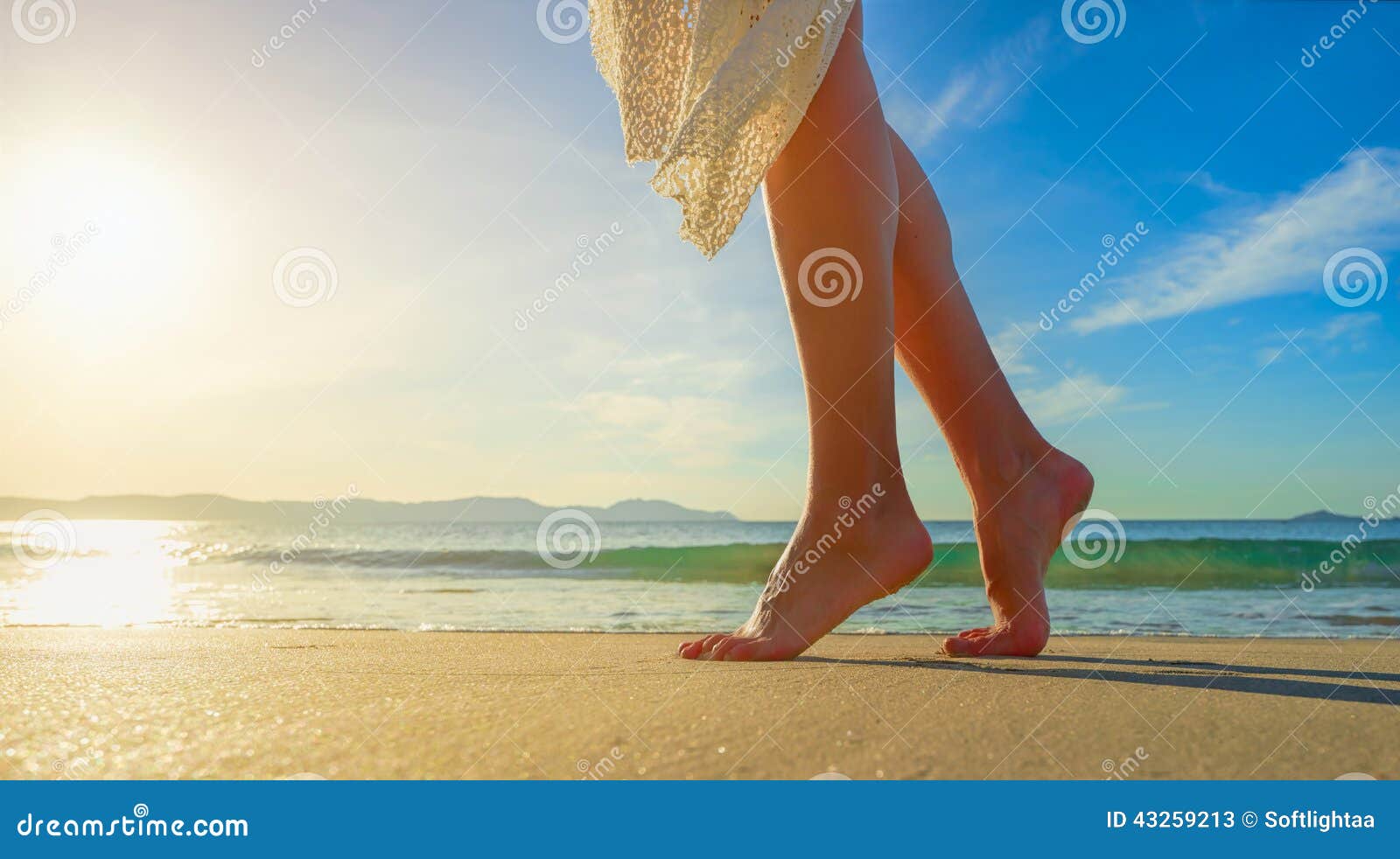 少妇喜欢走在一个朦胧的海滩在黄昏 库存照片. 图片 包括有 休闲, 幽静, 海运, 海洋, 生活方式, 海边 - 49847656
