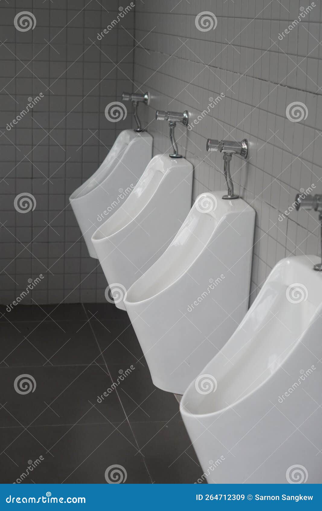 为什么女生上厕所总在排队？到底在里面干啥？男生根本想不到！_女厕