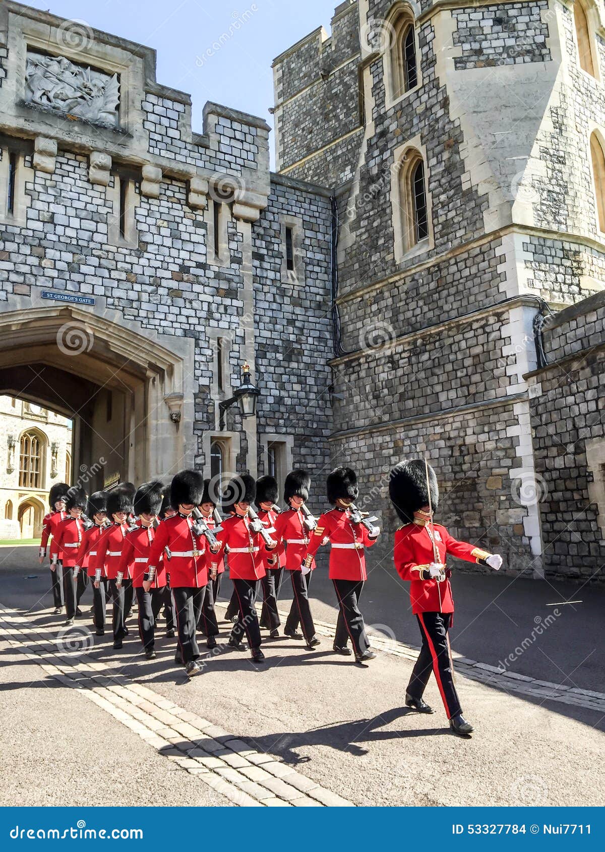 皇家卫兵在温莎宫殿，伦敦，英国. 伦敦，英国- 2015年4月19日：皇家卫兵在温莎宫殿 皇家卫兵登上在英国陆军的伦敦区下的皇家住所