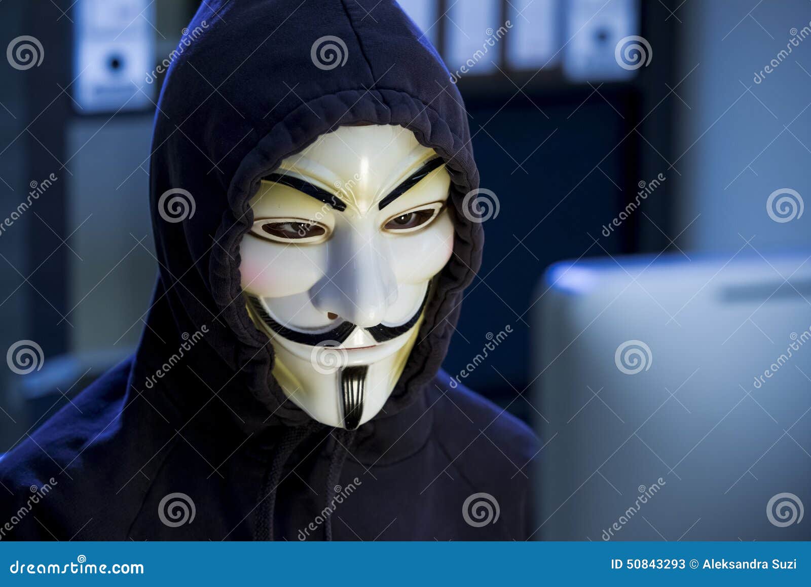 创意设计网络黑客带着面具从电脑屏幕中出来高清PNG素材