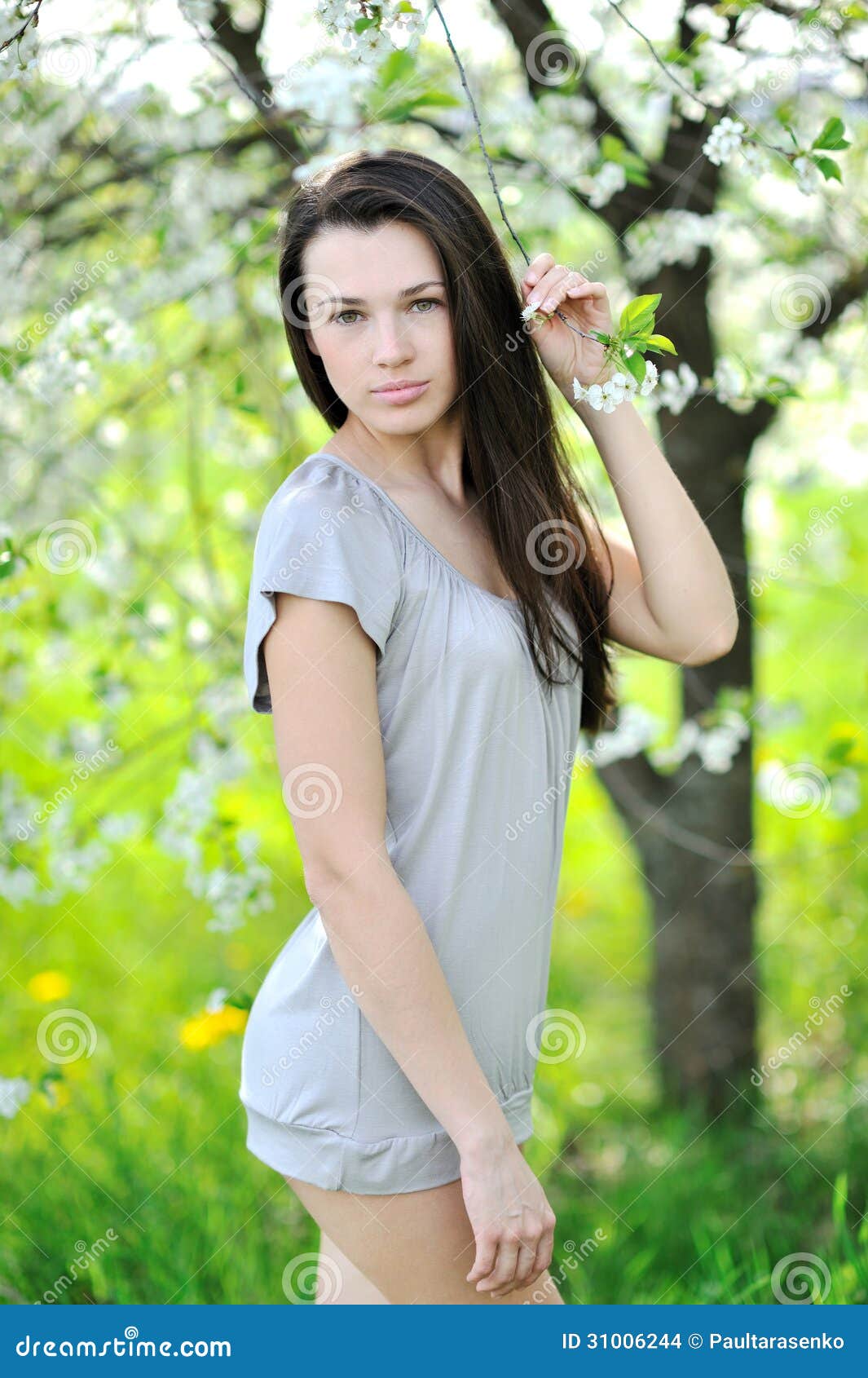 典雅，美丽和时髦的小姐在自然公园摆在 库存照片. 图片 包括有 收集, 头发, 魅力, 叶子, 帽子, 构成 - 118223078