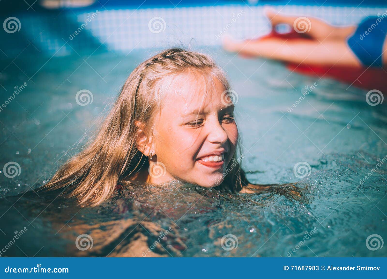 年轻的女孩游泳自由泳在游泳池，水下视野，运动和健身的概念照片摄影图片_ID:308266557-Veer图库