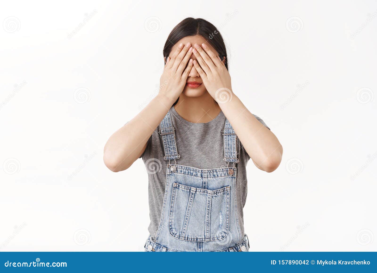 看不到承诺冷静耐心,帅气的亚洲小姑娘闭上眼睛按手等脸指示看 看不到承诺冷静耐心,帅气的亚洲小姑娘闭上眼睛按手等脸指示看