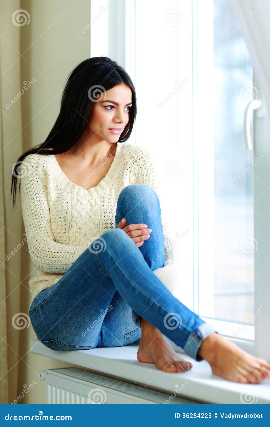 快乐优雅快乐的女人坐在窗台上玩她的金发美丽积极金发图片素材-编号60309484-图行天下