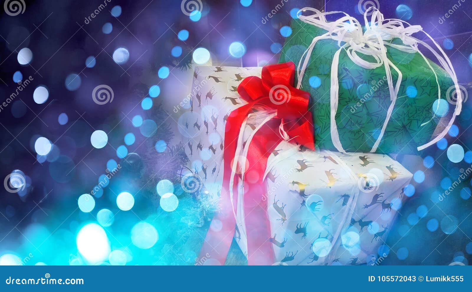 看板卡圣诞节问候. 与五颜六色的礼物的美好的欢乐圣诞节背景 假日与拷贝空间的问候和邀请卡片 宽银幕装饰网横幅或飞行物与礼物在欢乐箱子有弓的