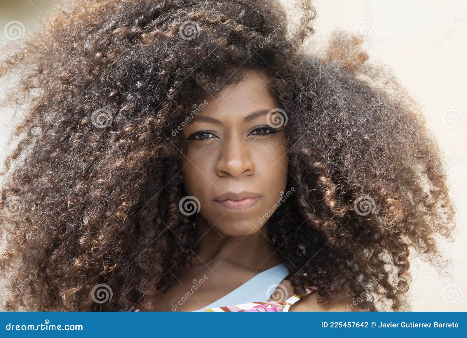 女性一位年轻漂亮的黑人女子微笑的画像黑发种族拉美裔图片素材-编号60033631-图行天下