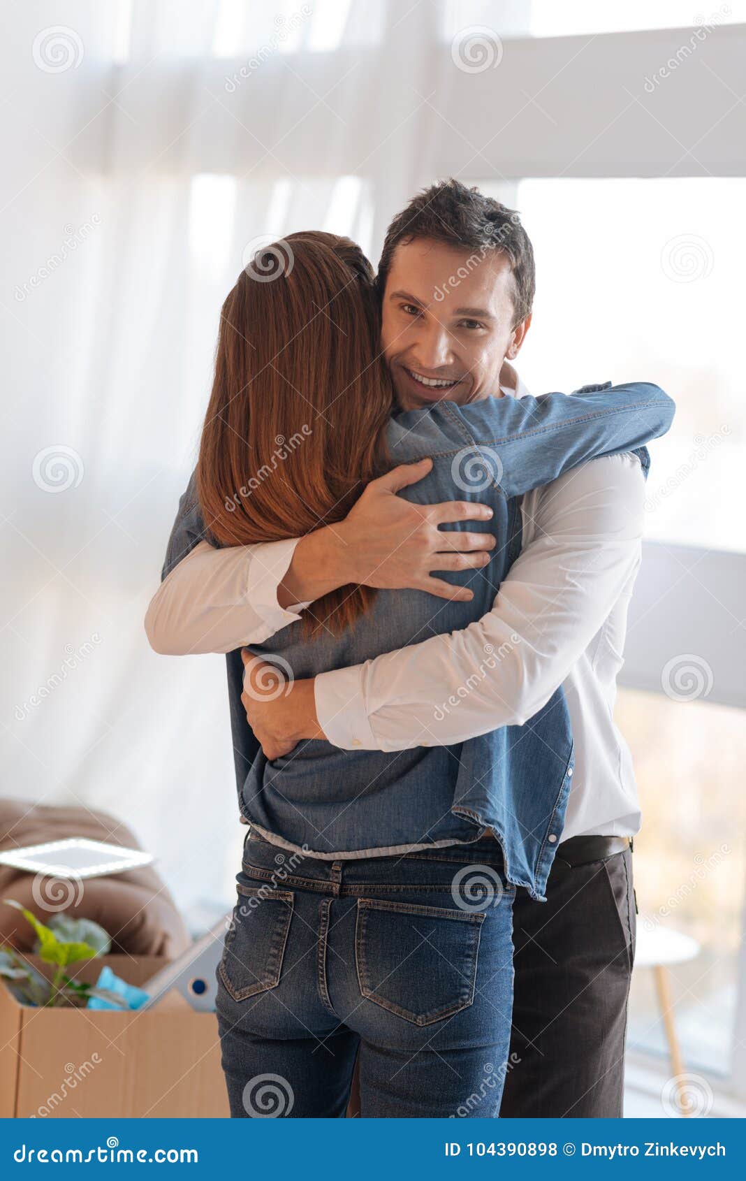中年情侣相拥图片,老公抱着老婆幸福图片 - 伤感说说吧