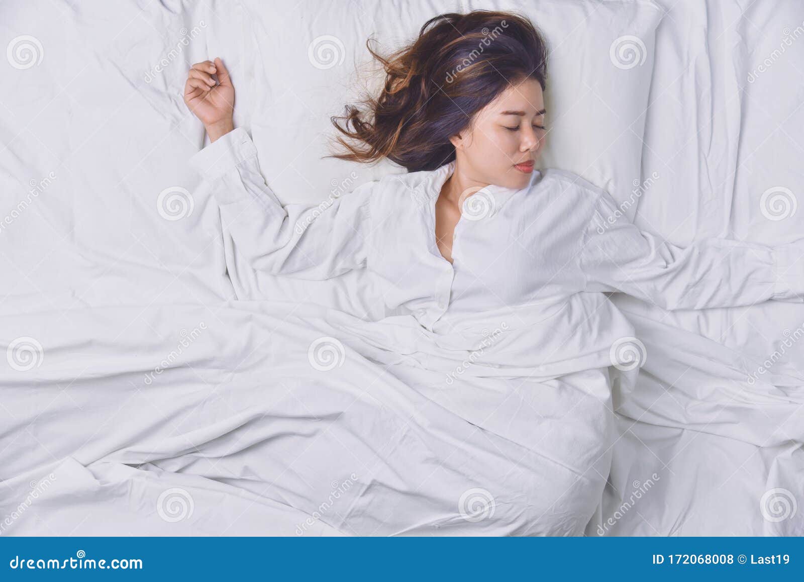 晚上躺在床上睡觉的年轻女子世界睡眠日图片下载 - 觅知网
