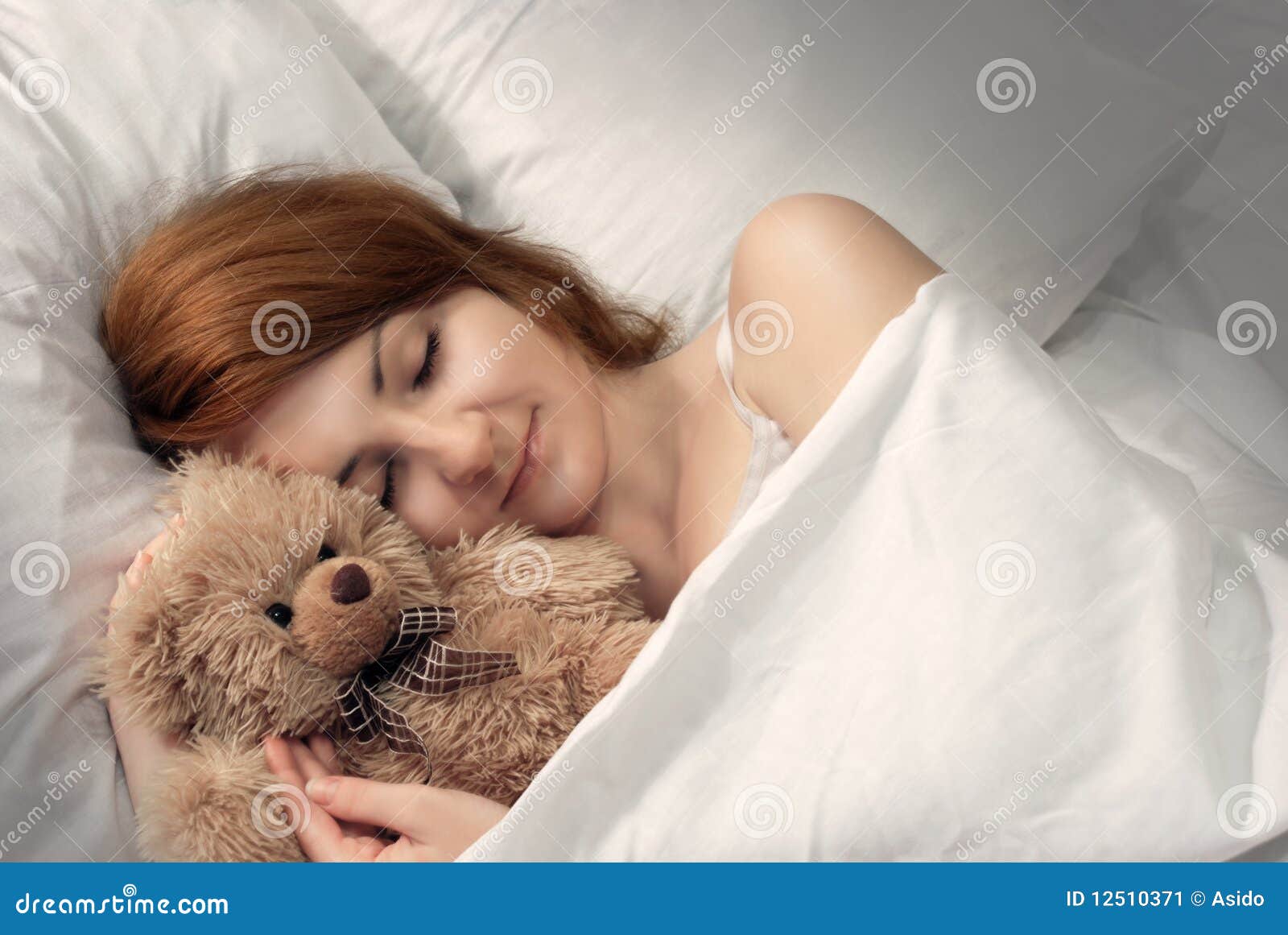 老公抱着睡的图片-图库-五毛网